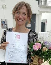 Dr. Katrin Wolf mit Preis BSPH und Blumen